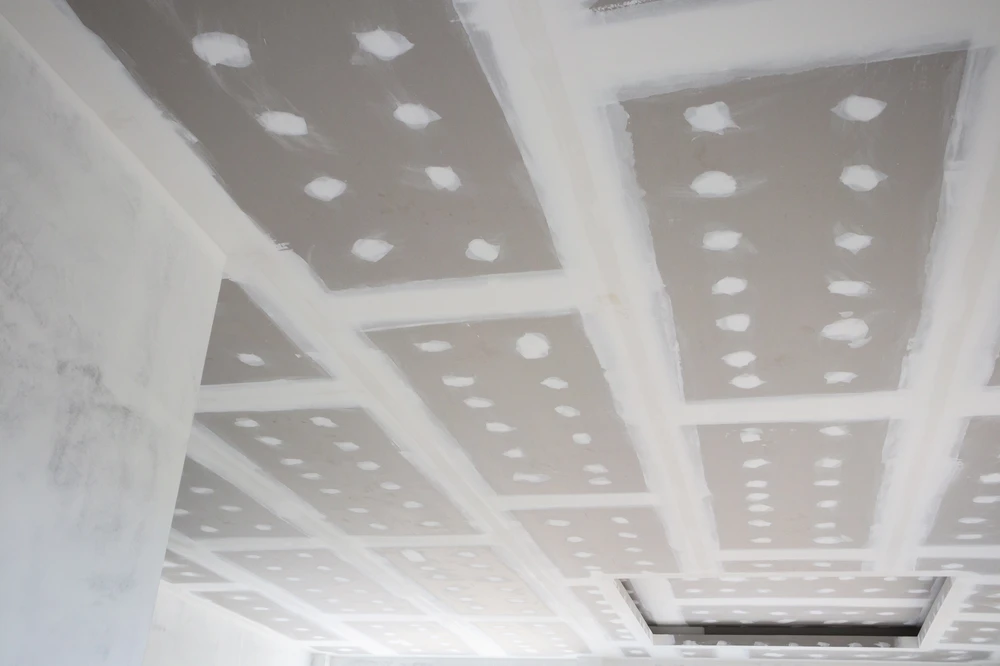 Plafond en construction avec structure de cloisons sèches partiellement terminée
