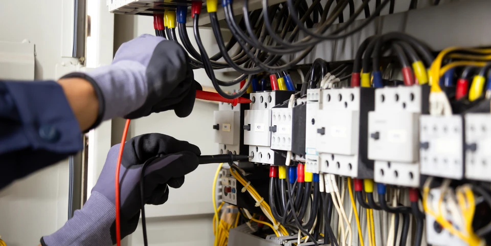 Chantier de rénovation intérieure en cours avec ouvriers équipés de casques de protection