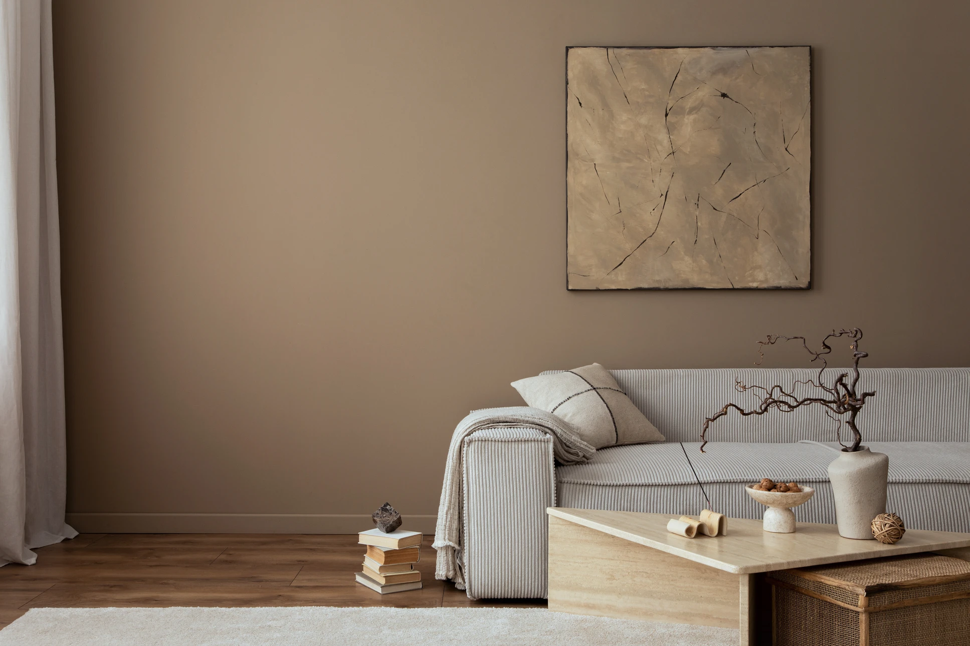 Peintre professionnel en combinaison bleue et casquette blanche applique de la peinture blanche au rouleau sur un mur intérieur