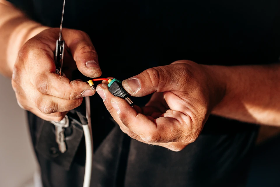 Chantier de rénovation intérieure en cours avec ouvriers équipés de casques de protection