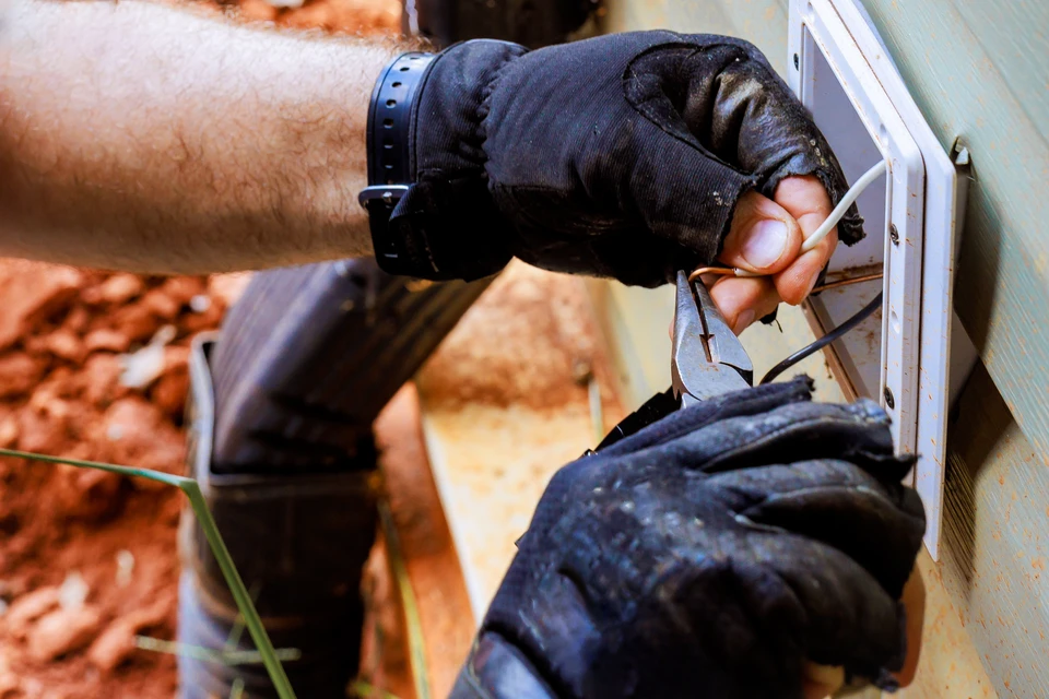 conducteur de taxi heureux montrant un téléphone portable à son client