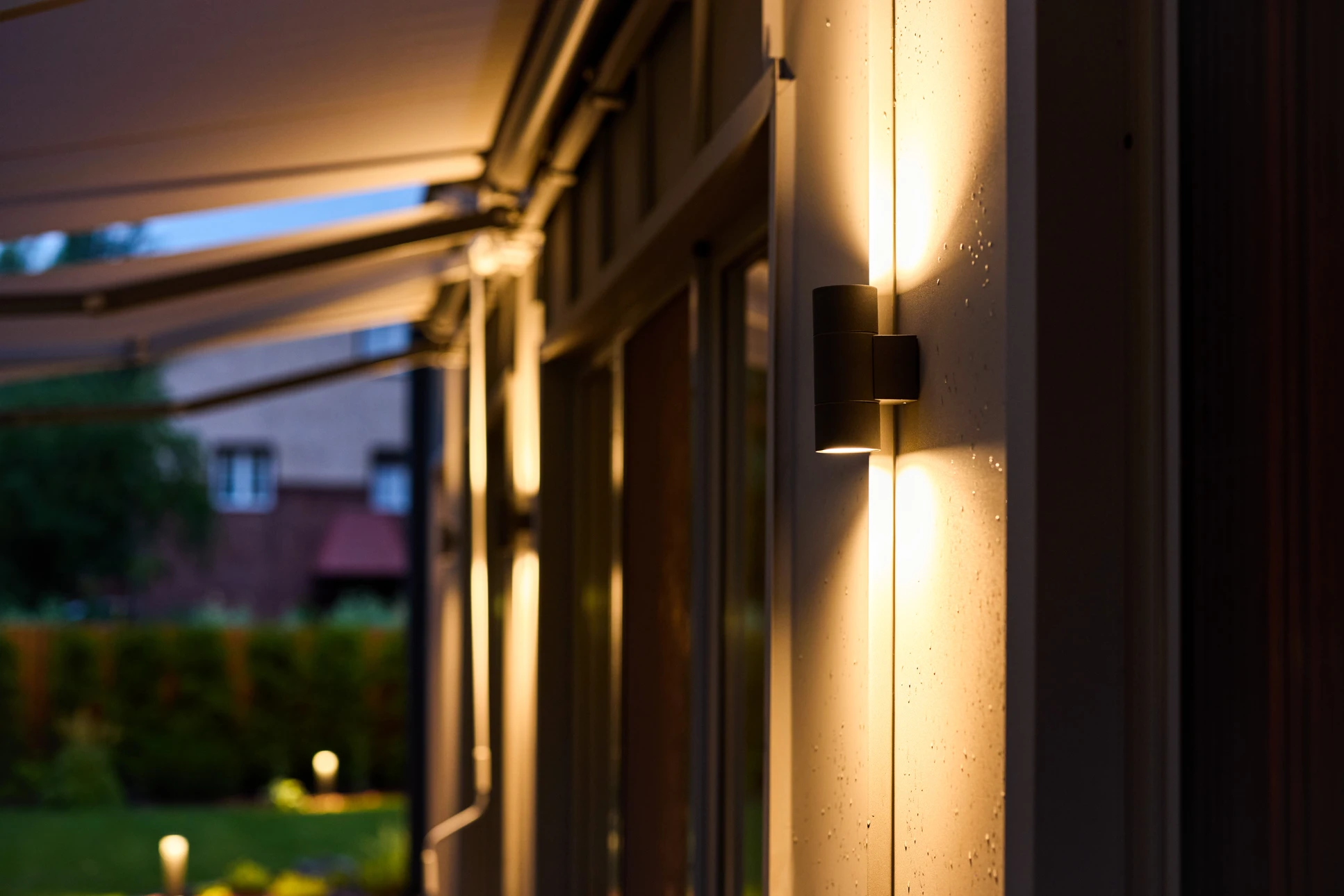 Travailleur en gants de protection utilisant une perceuse électrique sur chantier de construction