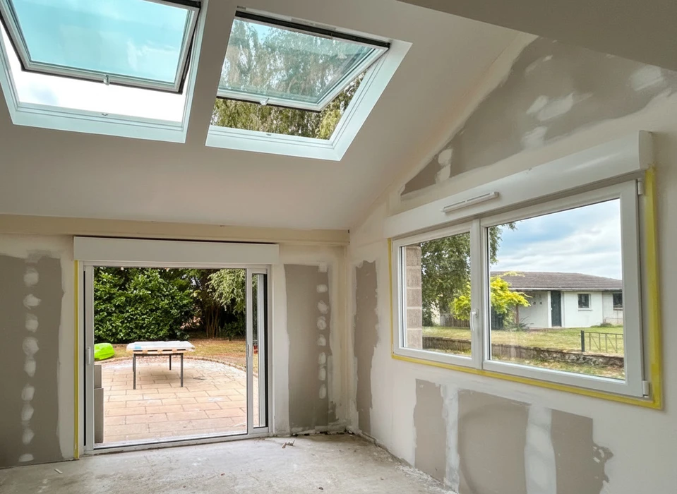 Dans le cadre de la construction de la maison nouvellement construite, le mur de séchage en plâtre a été terminé, il est maintenant prêt pour la peinture