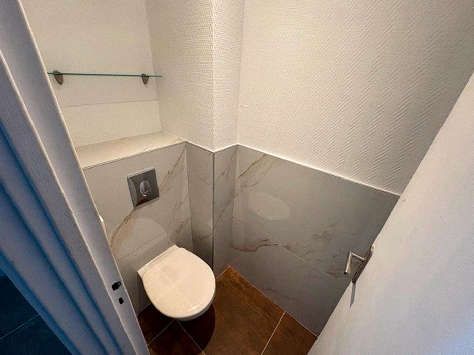 Chantier de rénovation intérieure avec ouvriers installant cloisons sèches